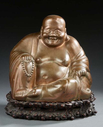 JAPON Large bronze figurine of a sitting Buddha holding a bracelet of beads in one...