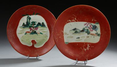 CHINE Paire d'asiettes en porcelaine à décor en émaux de la famille rose de paysages...