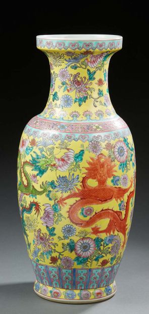 CHINE Vase de forme balustre en porcelaine à fond jaune décoré en émaux de la famille...