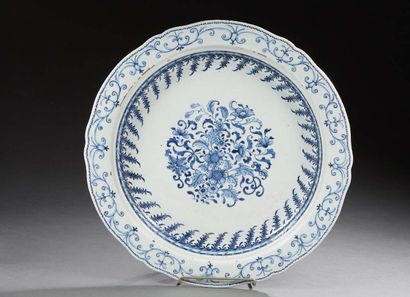 CHINE de COMMANDE Large polylobed porcelain drip tray, decorated in blue under cover...