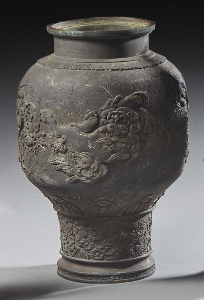 CHINE Vase en bronze à patine brune à décor en léger relief de dragons parmi les...