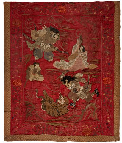 JAPON Grande broderie à fond rouge figurant une scène animée de personnages et d'un...