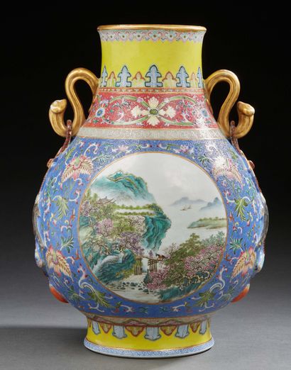 CHINE Vase en porcelaine de forme balustre décoré en émaux de la famille rose; sur...