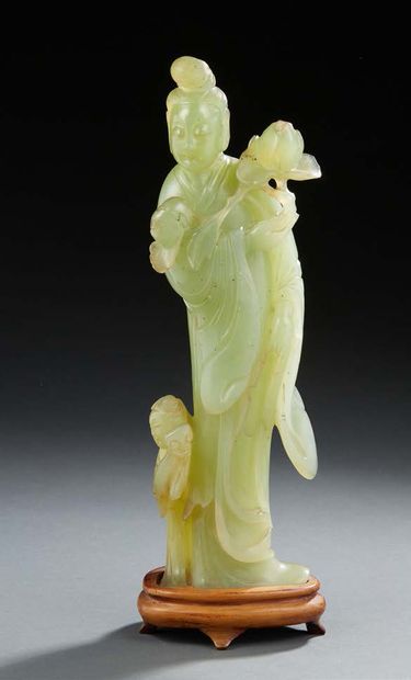 CHINE Pierre dure sculptée figurant la déesse Guanyin tenant une branche de fleur...
