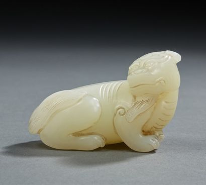 CHINE Light grey carved jade figurine representing a Buddhist lion.
20th century.
Size:...