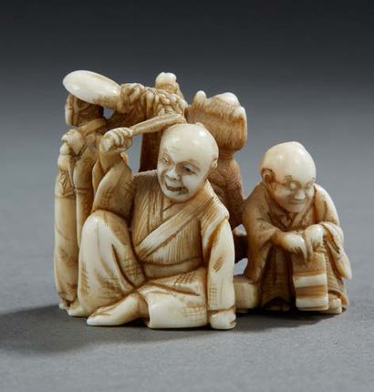 JAPON Netsuke en ivoire sculpté représentant quatre personnages du panthéon bouddhiste.
Signature...
