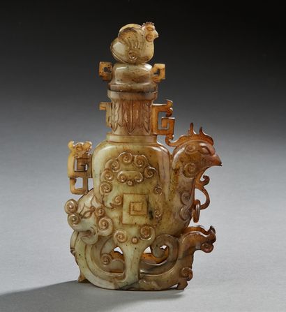 CHINE Vase couvert en pierre dure figurant un oiseau de profil dans le style des...