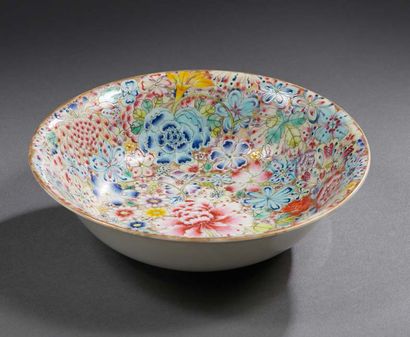 CHINE Porcelain bowl with enamelled decoration called "thousand flowers"
20th century.
Size:...