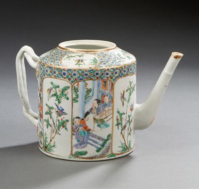 CHINE Théière cylindrique et pot à lait en porcelaine décorés en émaux de canton...