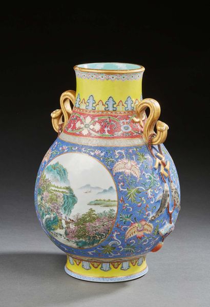 CHINE Vase en porcelaine de forme balustre décoré en émaux de la famille rose; sur...