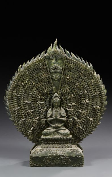 CHINE Important bouddha en jade épinard.
La mandorle figurant de nombreux bras.
Dim....