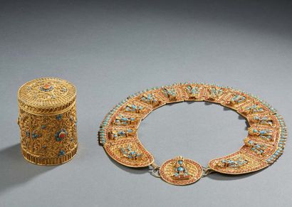 ASIE DU SUD EST Pectoral necklace and round box in gilded metal inlaid with coral...