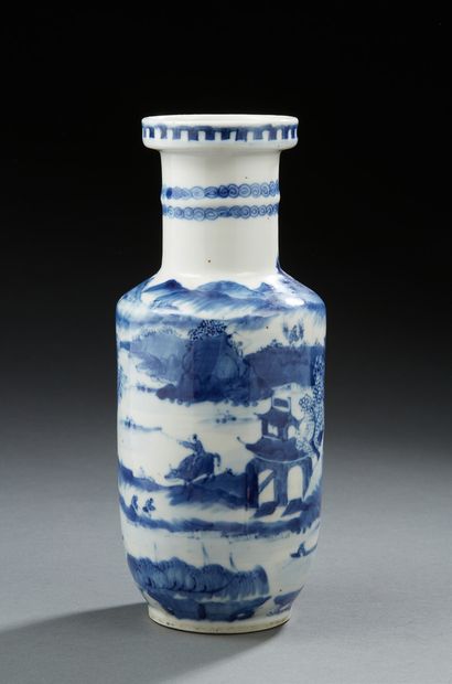 CHINE Petit vase rouleau en porcelaine décorée en bleu sous couverte d'un paysage...
