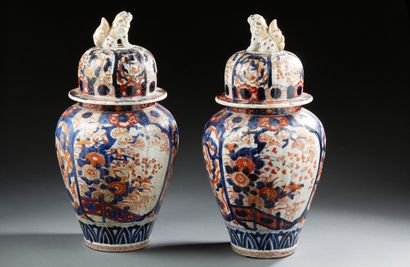 JAPON Pair of covered porcelain gadroon-shaped vases, the holds depicting Buddhist...