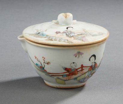 CHINE Small porcelain covered pot decorated with enamels of the pink family of women...
