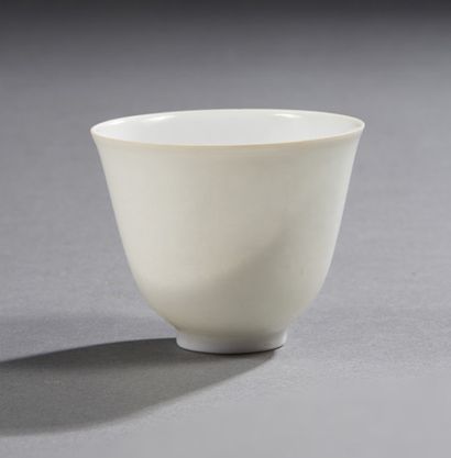 CHINE Sake bowl in eggshell porcelain
Mark on the reverse side with six characters.
Size:...