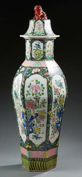 CHINE Grande potiche couverte en porcelaine de forme hexagonale décorée en émaux...