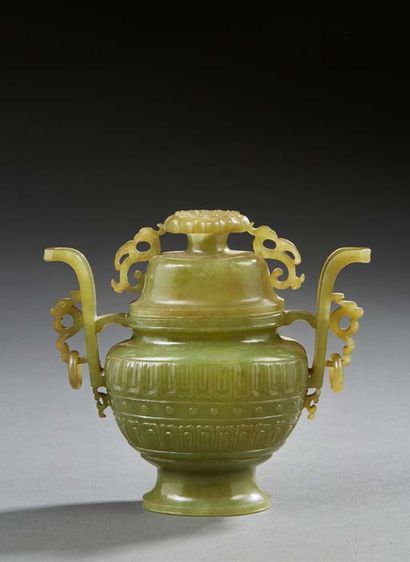 CHINE Pot couvert en pierre dure sculptée verte dans le style de la vaisselle archaïque.
XXe...