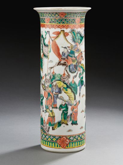 CHINE Vase rouleau en porcelaine décorée en émaux de la famille verte de scènes de...