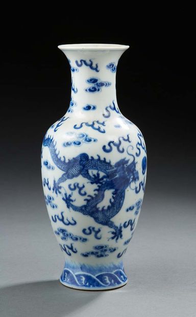 CHINE Petit vase balustre en porcelaine à décor de deux dragons bleu sous couverte...