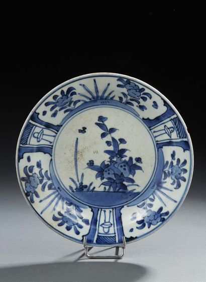 JAPON Assiette en porcelaine Arita décorée en bleu sous couverte de grenades et de...