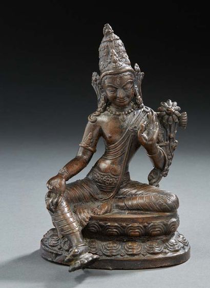 ASIE DU SUD EST Two deities in bronze.
Modern period.
H.: 17 and 18 cm