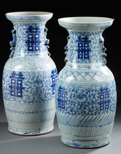 CHINE Deux vases balustre en porcelaine décorés en bleu sous couverte de symboles...