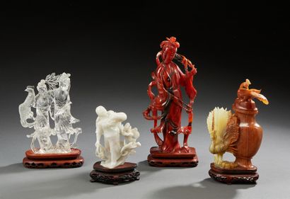 CHINE Ensemble de quatre statuettes en tourmaline, agate blanche, serpentine et cristal...