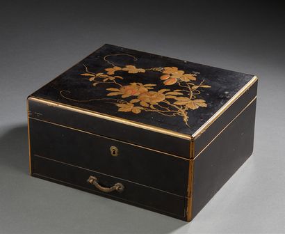 JAPON Black lacquered wooden literary box; the lid is decorated in relief with golden...