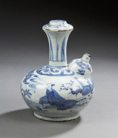 CHINE Porcelain kendi decorated in blue under the cover of two figures in a garden...