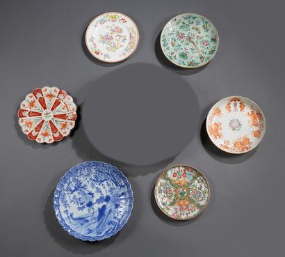 CHINE ET JAPON 
Ensemble de six porcelaines comprenant :
Plat rond à décor bleu imprimé,
Assiette...
