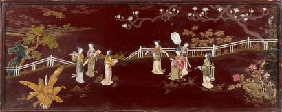CHINE Grande table basse en bois laqué rouge, le plateau à décor en relief et polychrome...