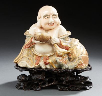 JAPON - Satzuma Figurine en céramique représentant un Putaî assis tennat un bol d'ofrandes...