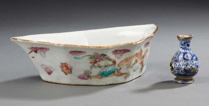 CHINE Small lot including a poly-lobed porcelain bowl decorated with a dragon in...