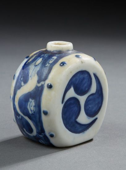 CHINE Petit vase de forme circulaire décoré en bleu sous couverte de chimères et...