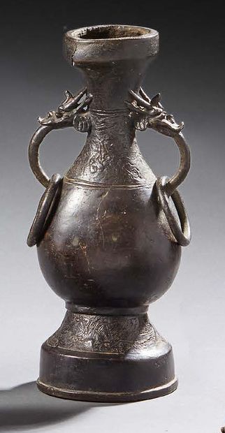 CHINE Vase d'autel en bronze à patine brune. Les deux anses figurant des têtes de...