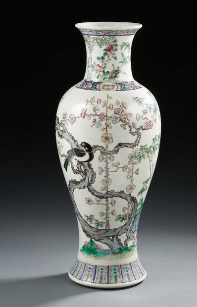 CHINE Vase en porcelaine de forme balustre décoré en émaux de la famille rose de...