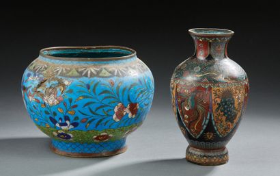JAPON Vase et coupe en métal cloisonné à décor polychrome naturaliste divers.
Fin...