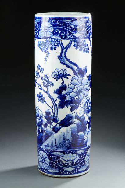 CHINE Porcelain umbrella stand in cylindrical shape decorated in blue under a cover...