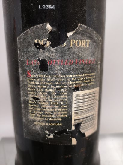 null 1 bouteille PORTO DOW'S LBV 1986 - Mis en bouteille 1992


 Etiquette déchi...