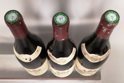 null 3 bouteilles VOSNE ROMANEE - Pierre GUYON 1989


Etiquettes tachées et légèrement...