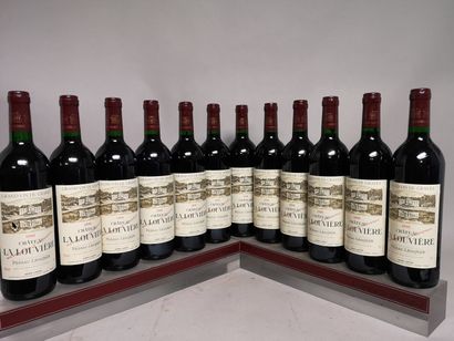 null 12 bouteilles Château LA LOUVIERE - Graves 1996 En caisse bois.


1 étiquette...