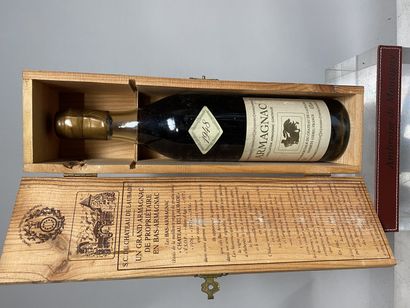 null 1 flacon 70 Cl ARMAGNAC - Château de LAUBADE En coffret bois. 1948 Mis en bouteille...