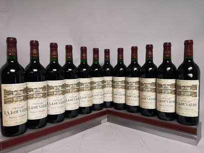 null 12 bouteilles Château LA LOUVIERE - Graves 1996 En caisse bois.


5 étiquettes...