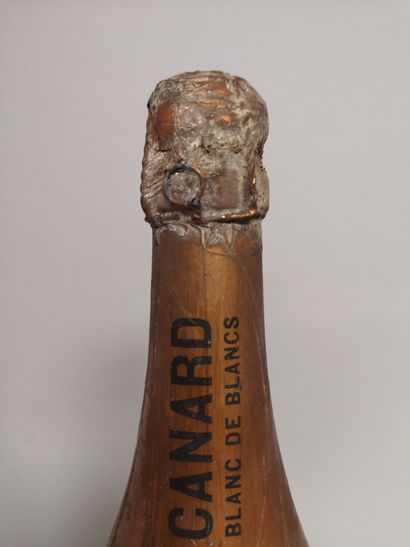 null 1 bouteille CHAMPAGNE CANARD DUCHENE "Blanc de blancs" 1948


Etiquette lég....