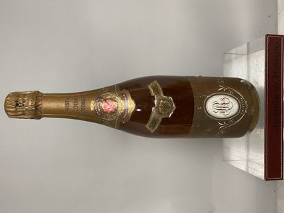 null 1 bouteille CHAMPAGNE CRISTAL DE ROËDERER 1983


Etiquette tachée et griffée,...