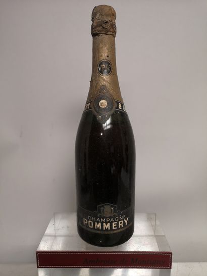 null 1 bouteille CHAMPAGNE POMMERY "brut" 1952


Niveau à 1,5 cm sous la coiffe....