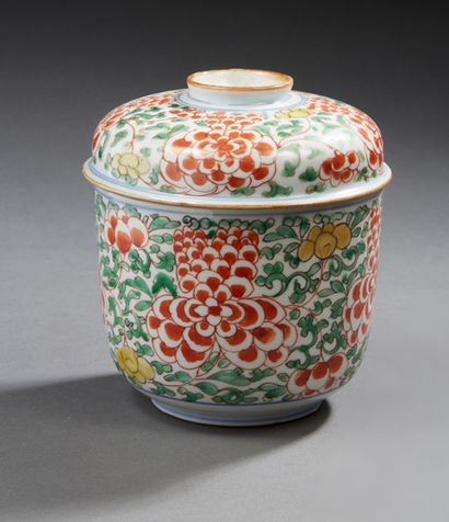 CHINE Pot circulaire couvert en porcelaine décoré en émaux de la famille verte de...