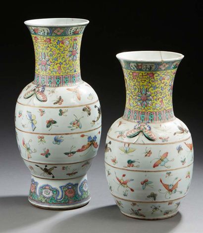 CHINE Paire de vases en porcelaine de forme balustre, décorés en émaux de la famille...