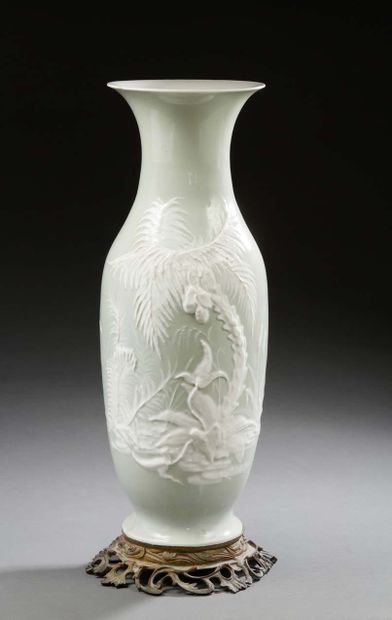 CHINE Important vase balustre en porcealine à décor en relief blanc de feuilles et...